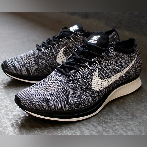 EXCELLENT CONDITION Nike Flyknit Racer Oreo Men’s Size 11 - Picture 3 of 8